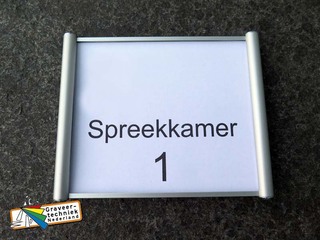 Alu houder 130mm breed x 105mm hoog (andere afmeting mogelijk van dit deurbord)